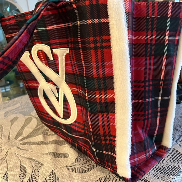 🟢 NWT Victoria’s Secret Tote Overnight Plaid Fur Trimmed Bag - Picture 7 of 7